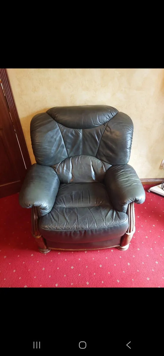Leather couch and two arm chairs - Image 2
