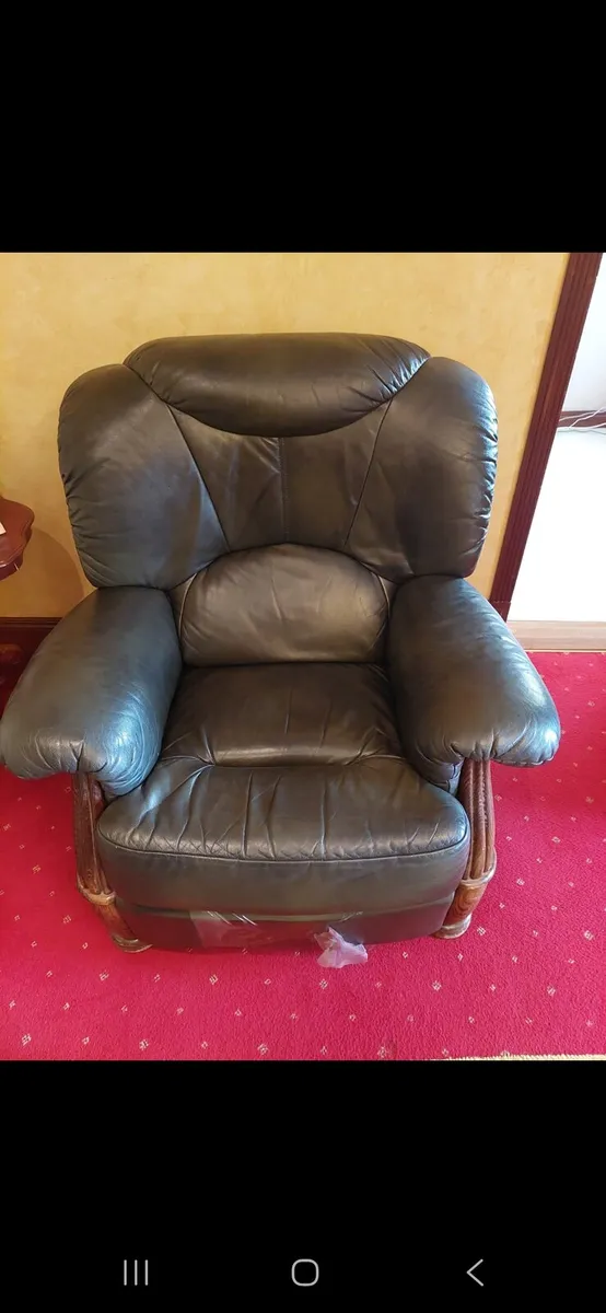 Leather couch and two arm chairs - Image 3