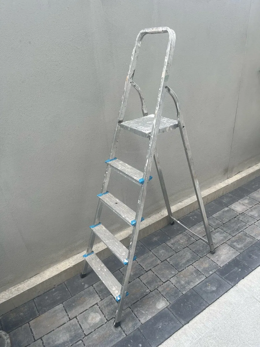 Aluminum Step Ladder. 5 steps. Only €15 - Image 1