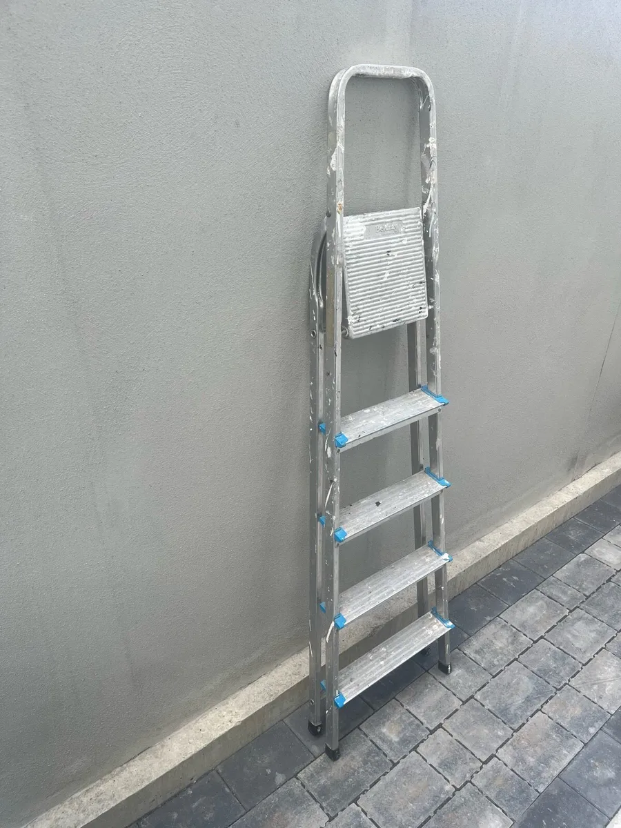 Aluminum Step Ladder. 5 steps. Only €15 - Image 2