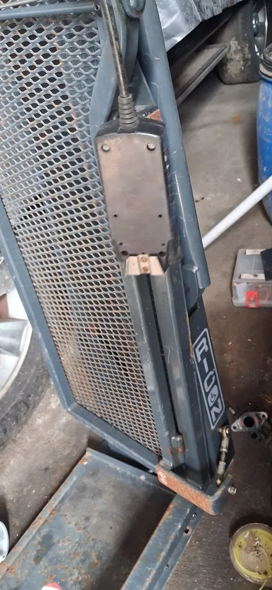 Wheelchair lift - Image 1