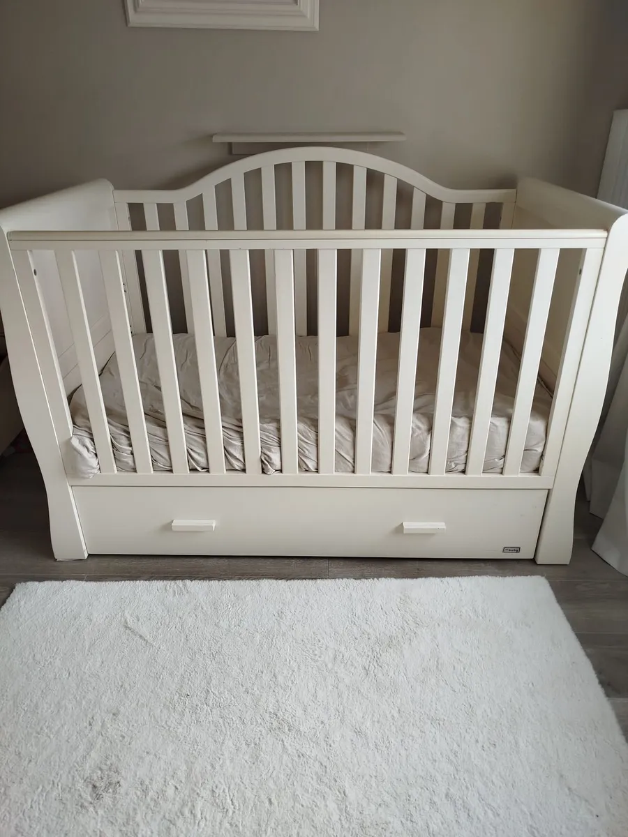 Cot bed and chest of drawers - Image 4