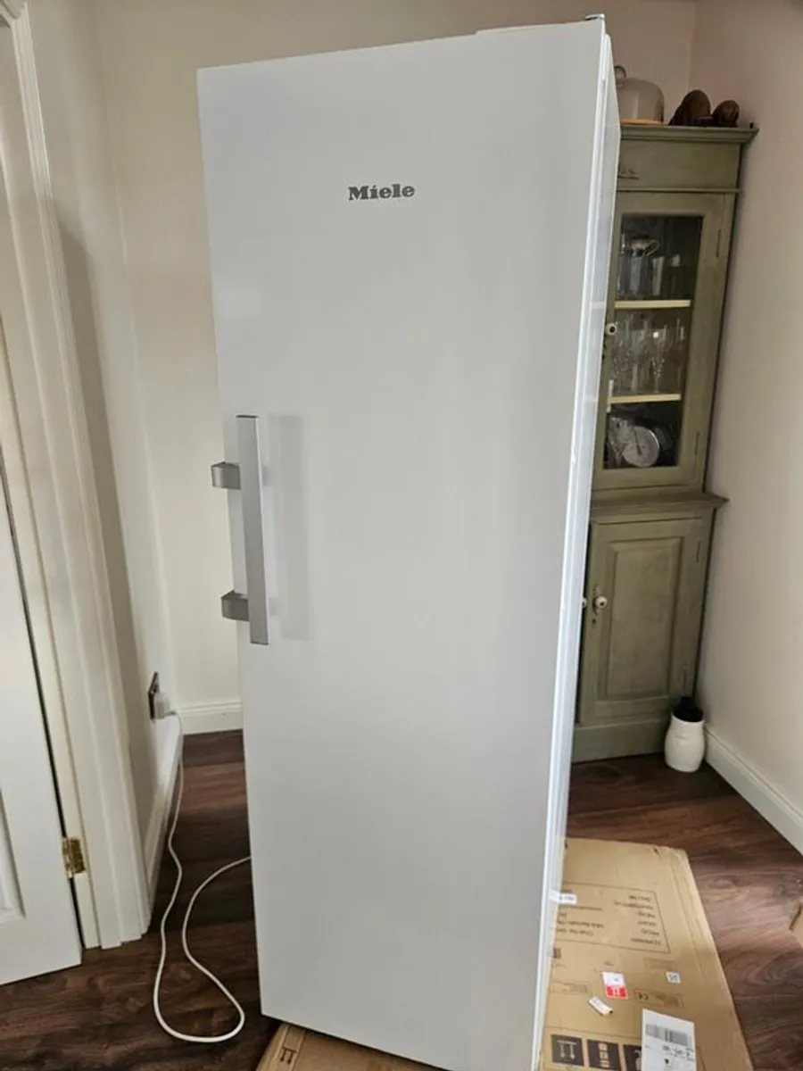 386L miele fridge - Image 1