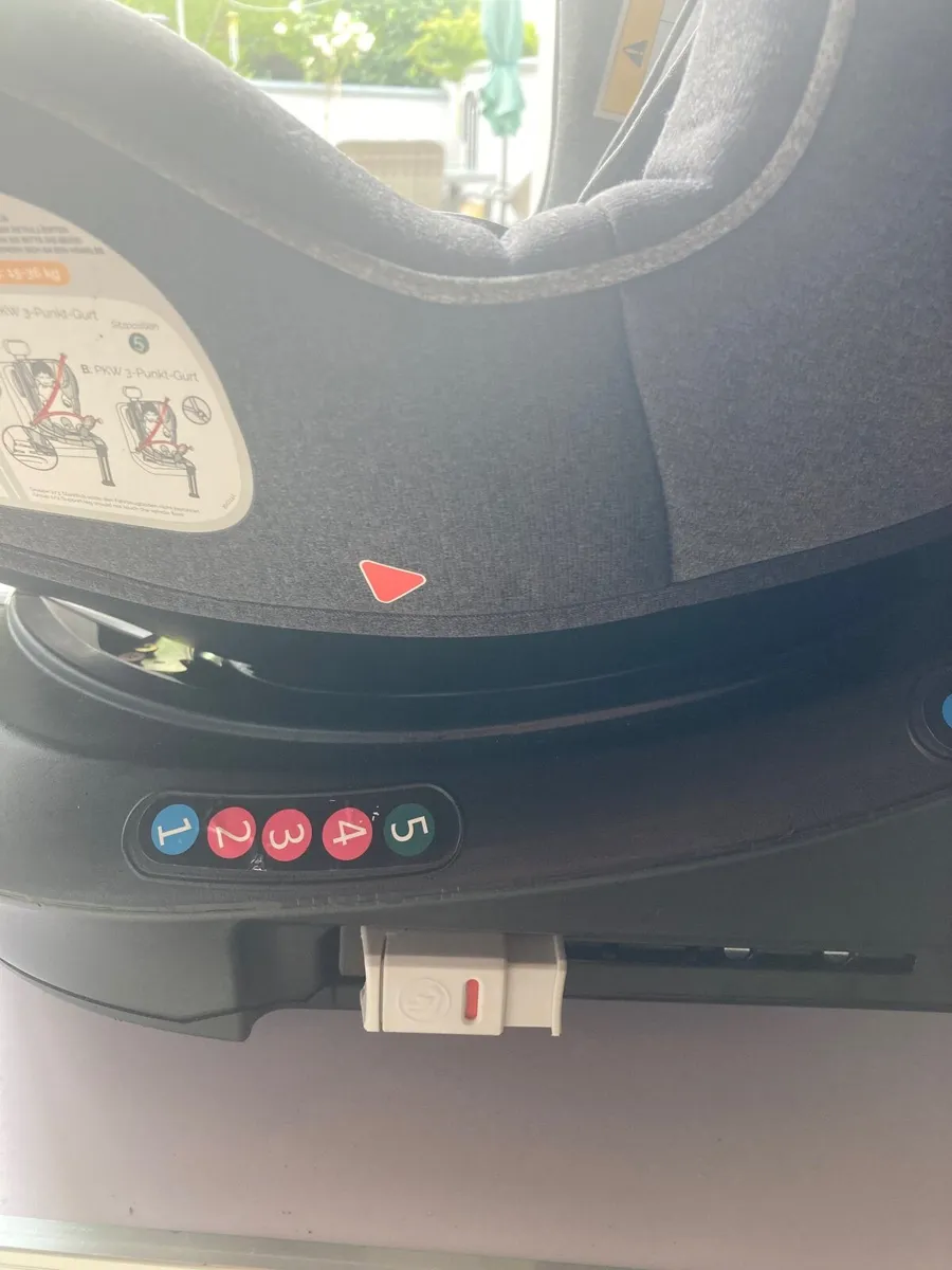 Child’s car seat - Image 4