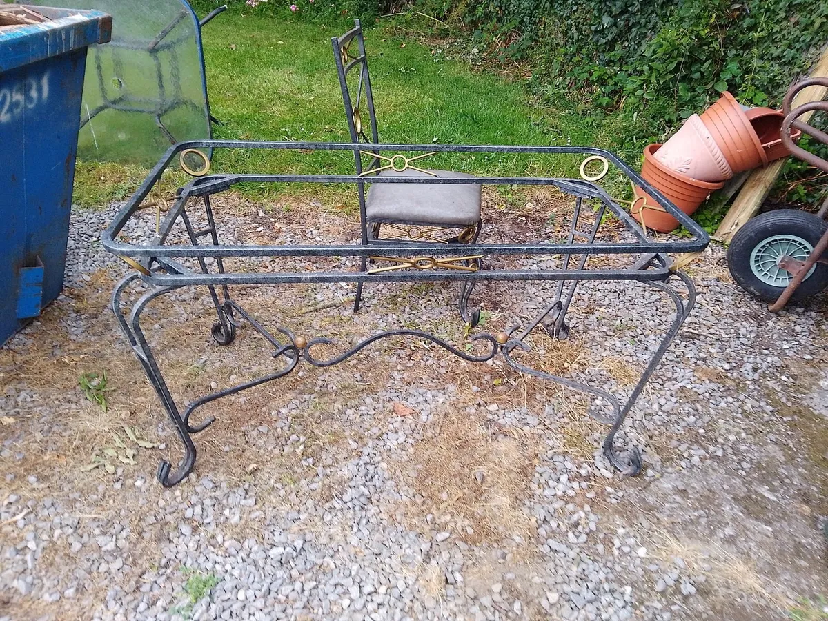 Table, chairs - Image 1