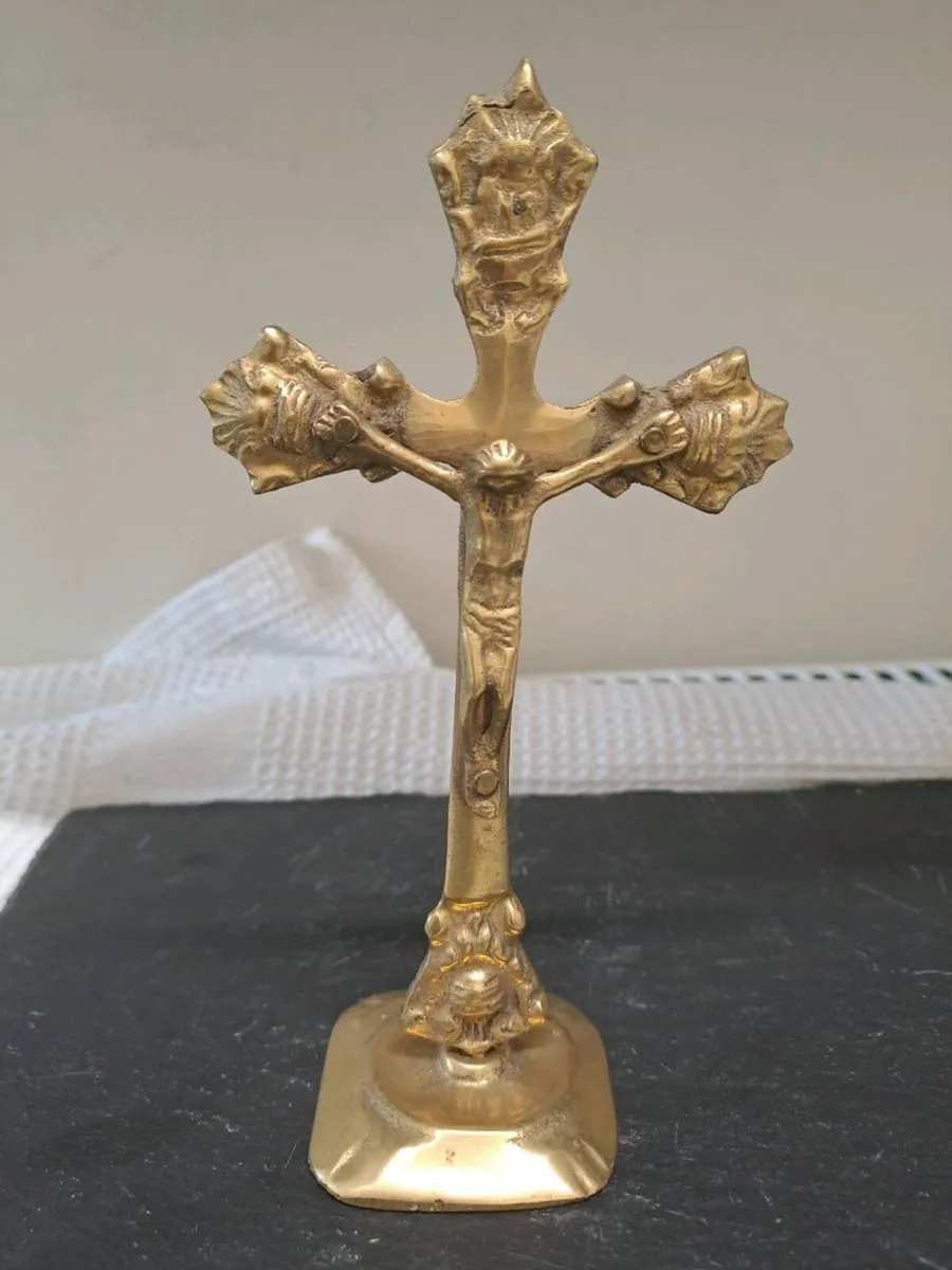 Vintage Brass Tabletop Crucifix – 15cm - Image 1