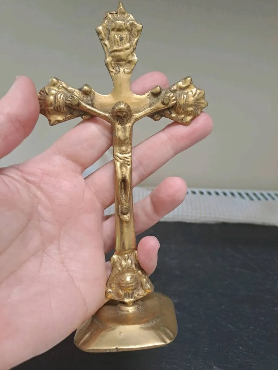 Vintage Brass Tabletop Crucifix – 15cm - Image 4
