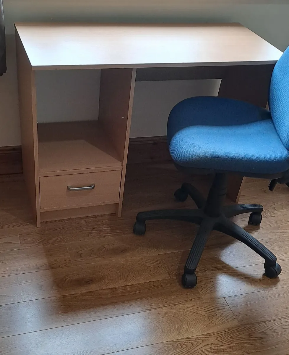 Desk and office chair - Image 1
