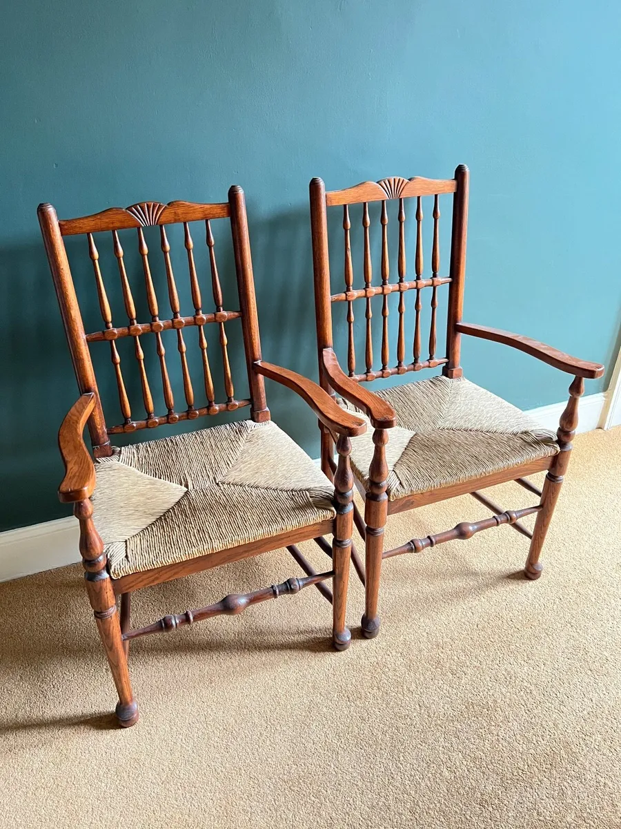 Superb Extendable Oak Dining Table, six chairs - Image 3