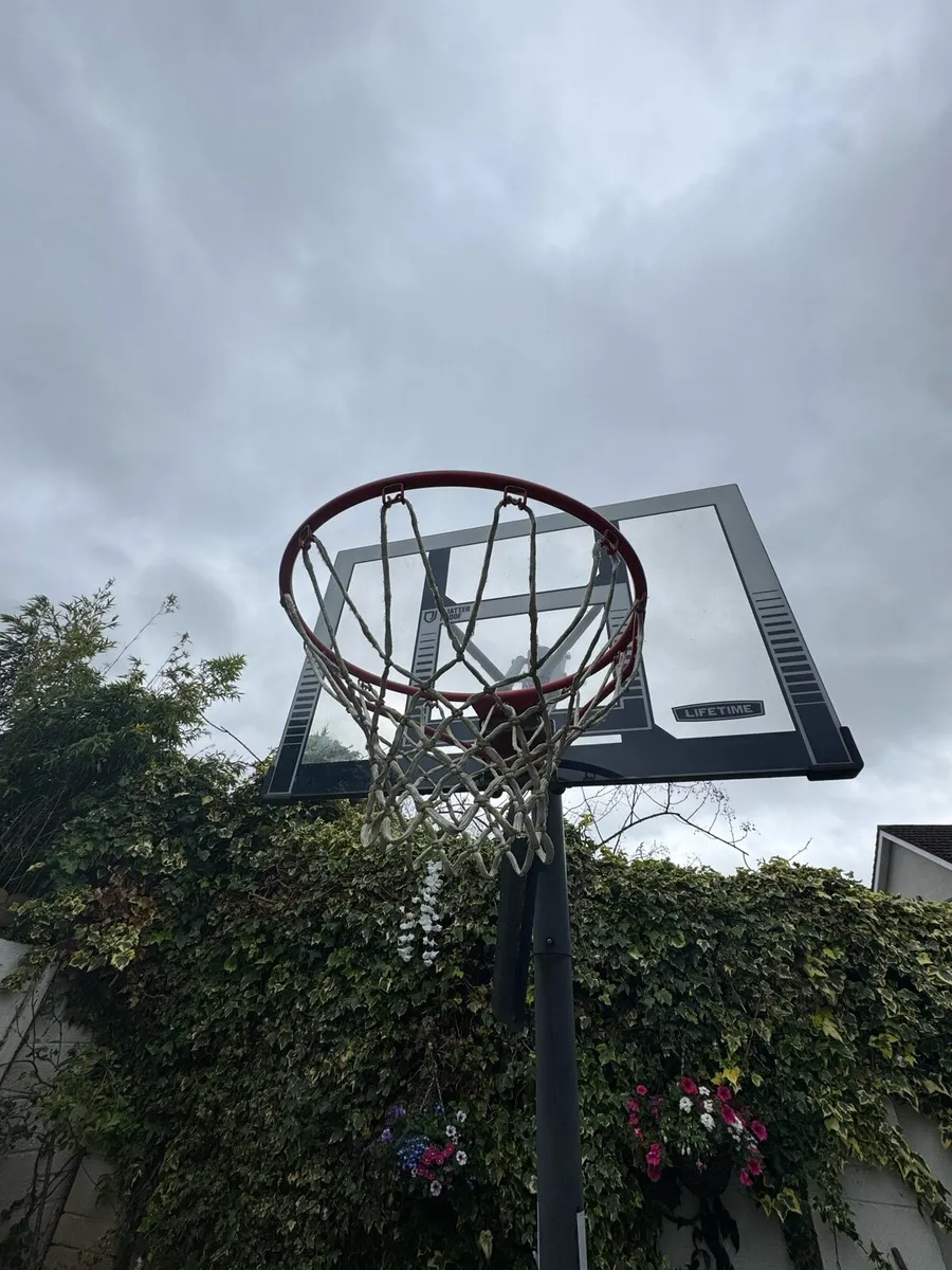 Basketball hoop and base set - Image 1