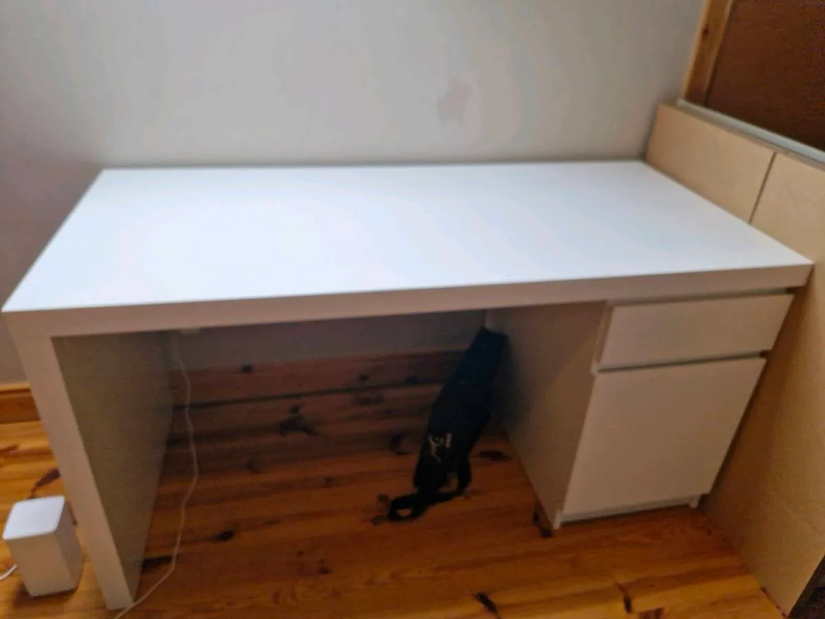 Office/study desk - Image 1