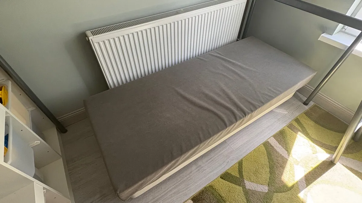 Kids sized bed - Image 1