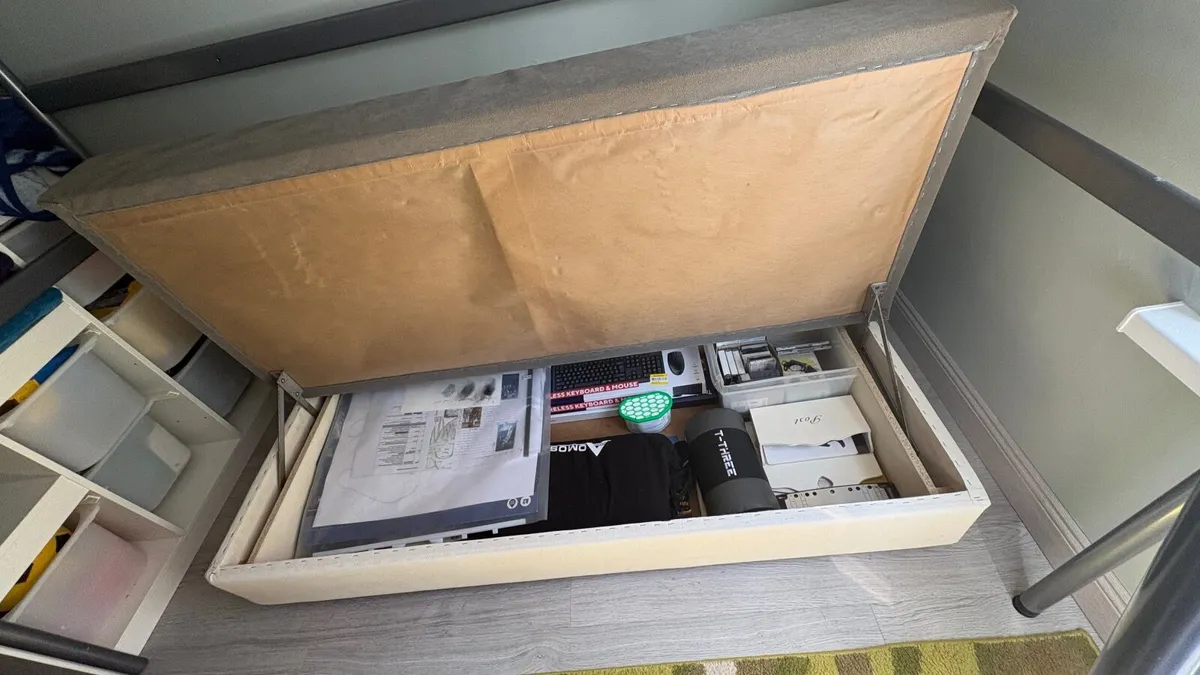 Kids sized bed - Image 2