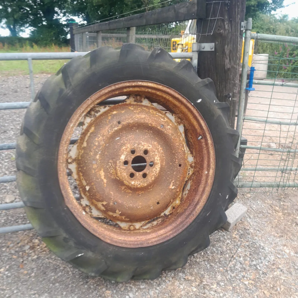 Ford tractor wheels - Image 2