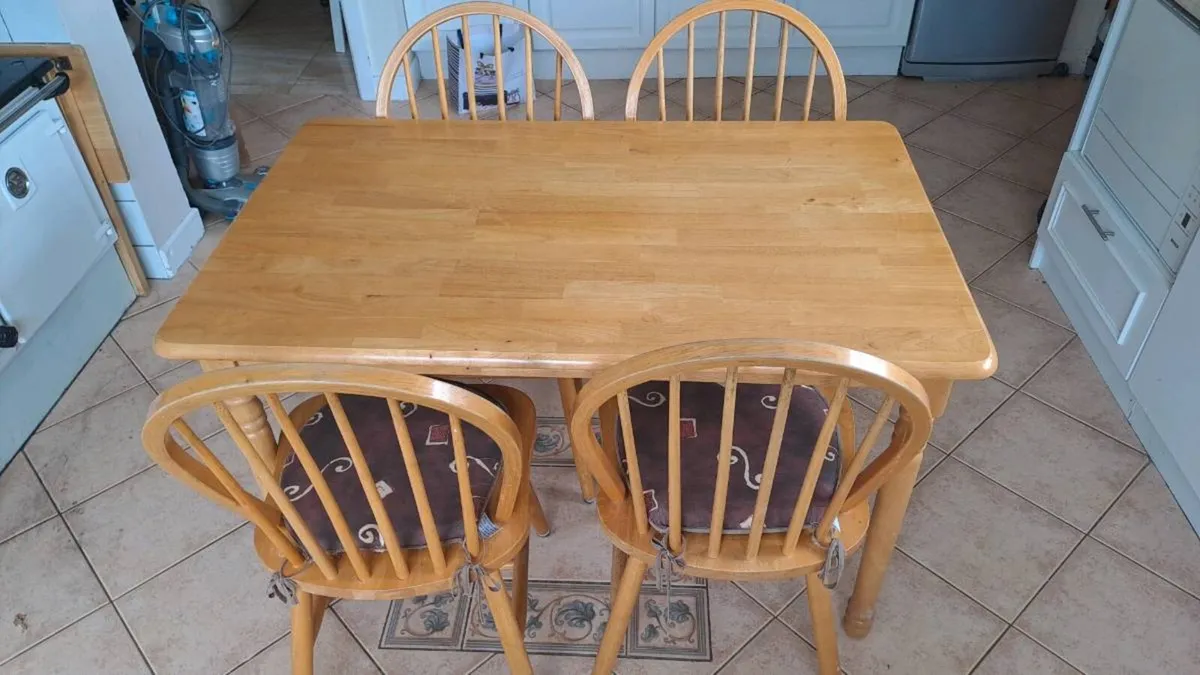 Table and chairs - Image 2