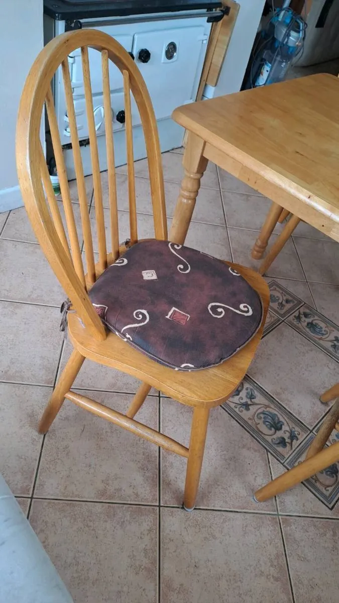 Table and chairs - Image 3