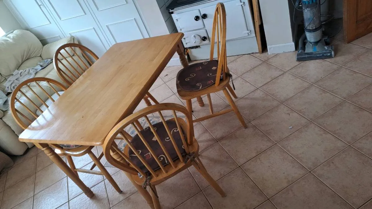 Table and chairs - Image 1