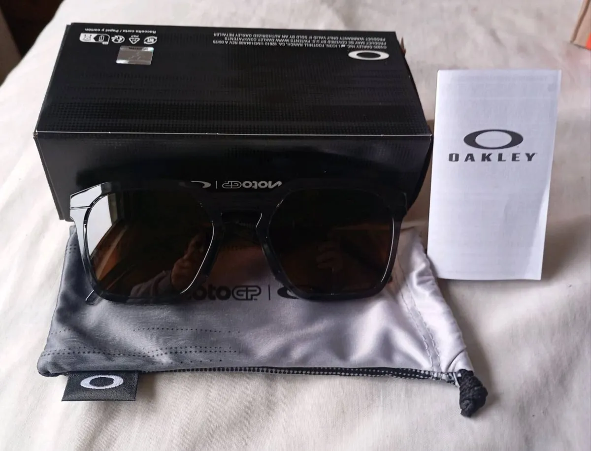 Oakley prizm bronze lenses Sunglasses.new. - Image 1