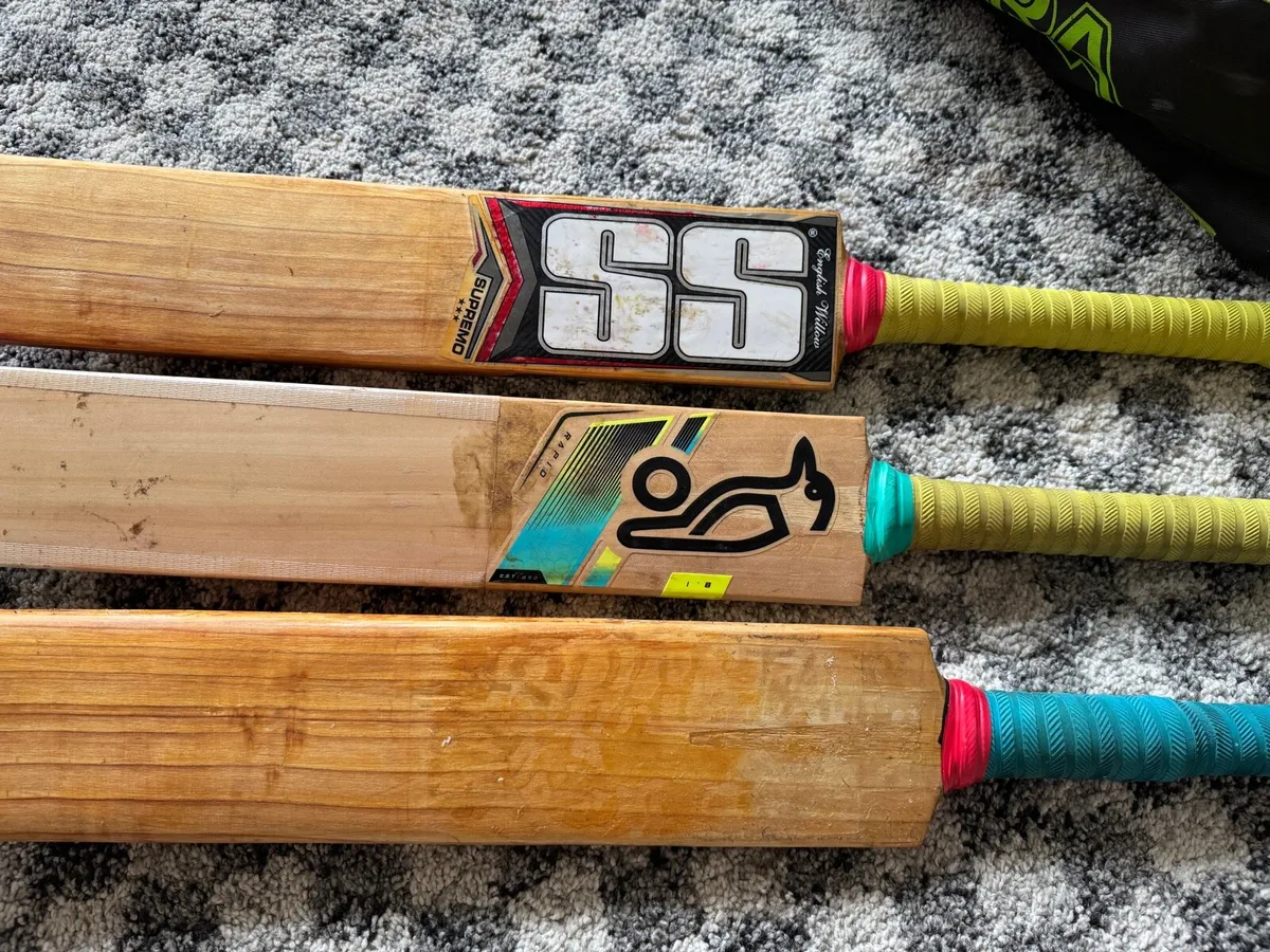 Cricket kit bag with 3 bats and helmet - Image 1