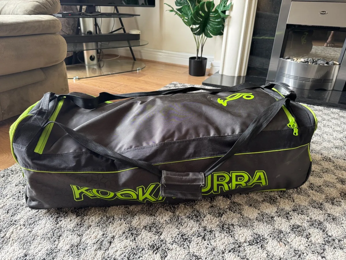 Cricket kit bag with 3 bats and helmet - Image 2