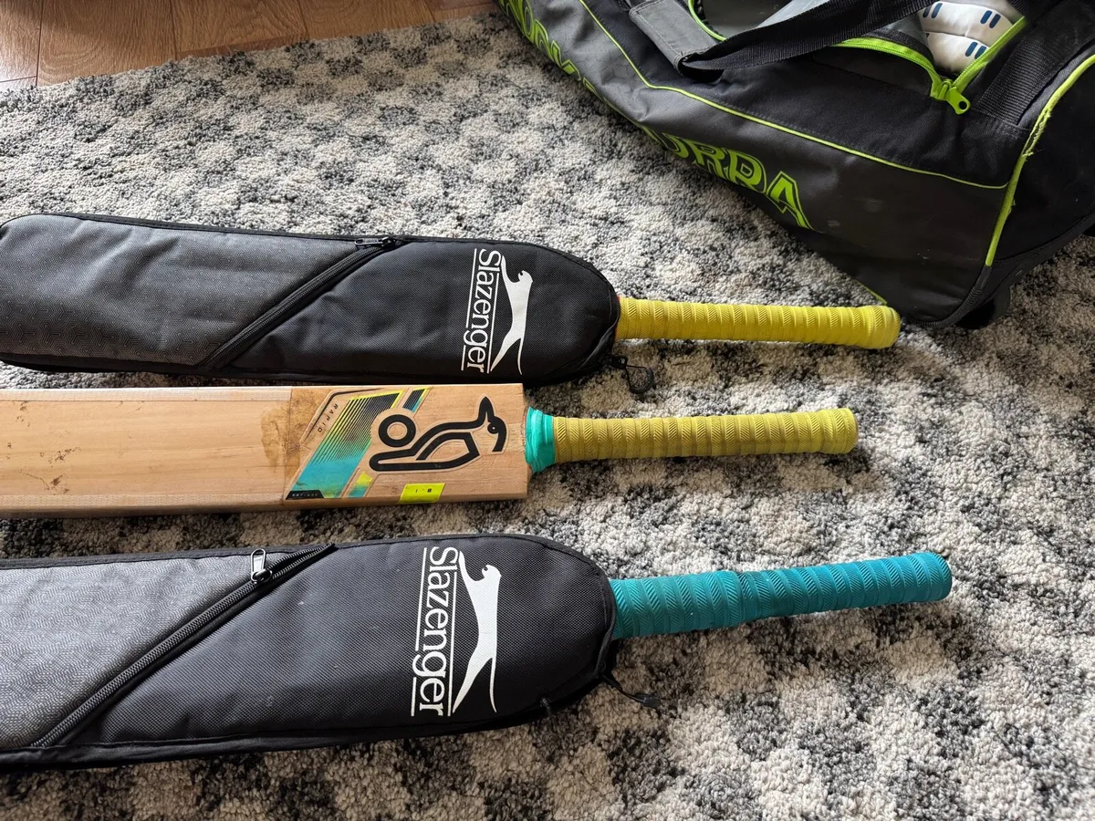 Cricket kit bag with 3 bats and helmet - Image 3