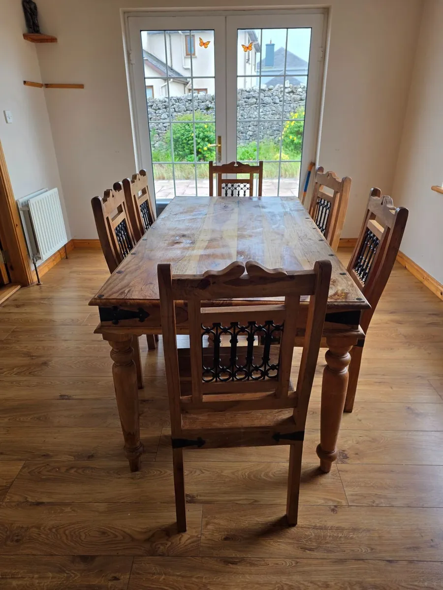 Table and 6 chairs - Image 1