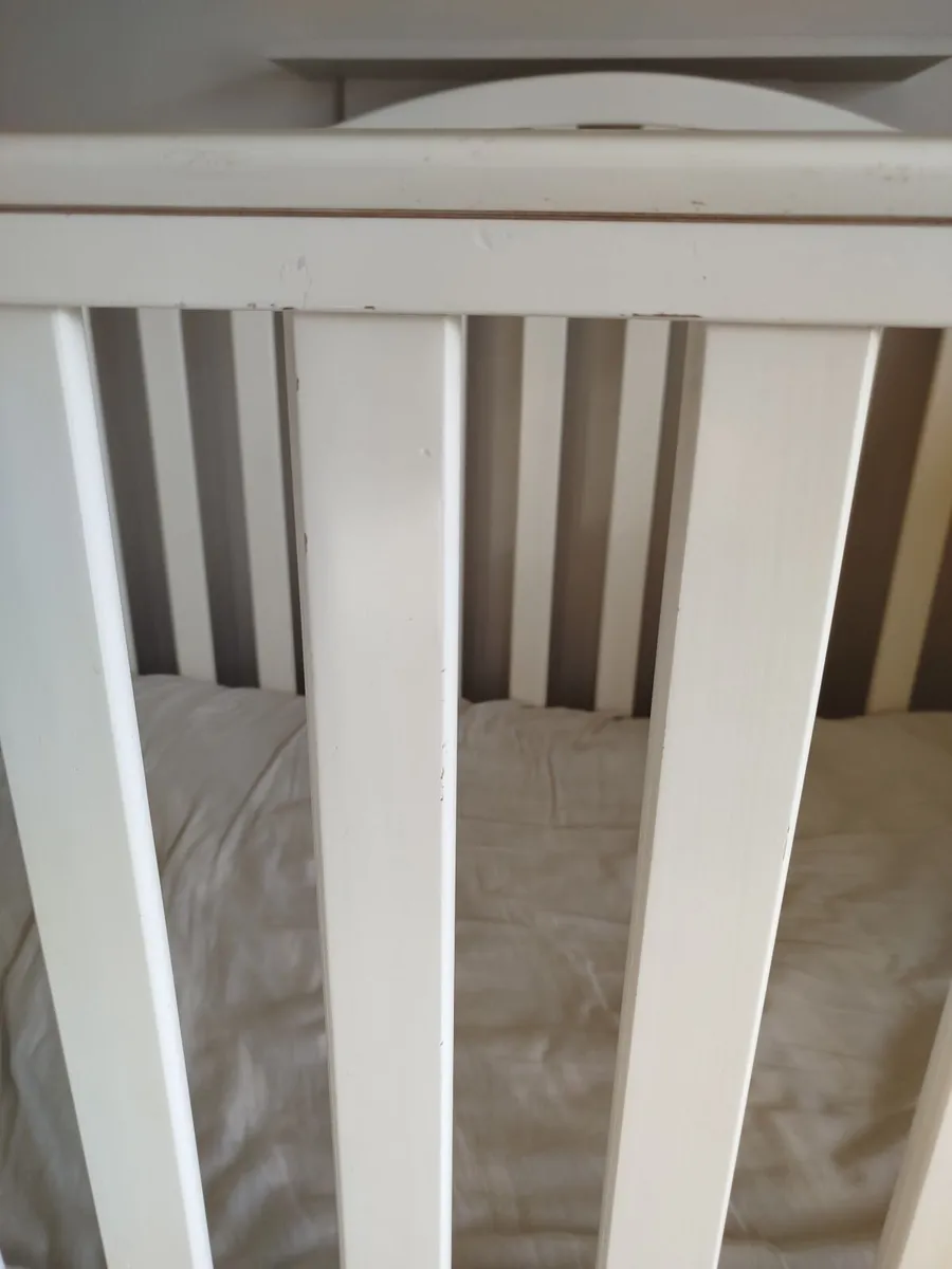 Cot bed and chest of drawers - Image 1
