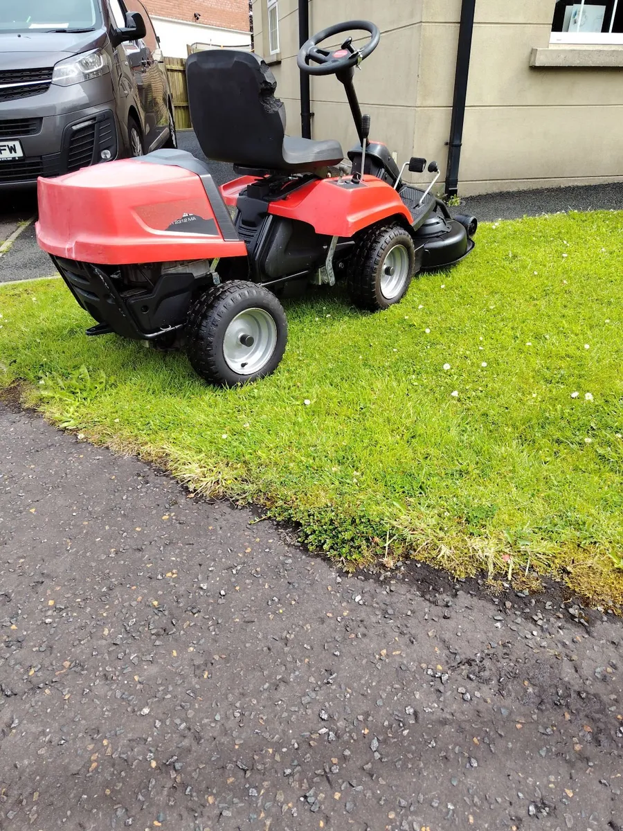 Jonsered ride on lawnmower - Image 3