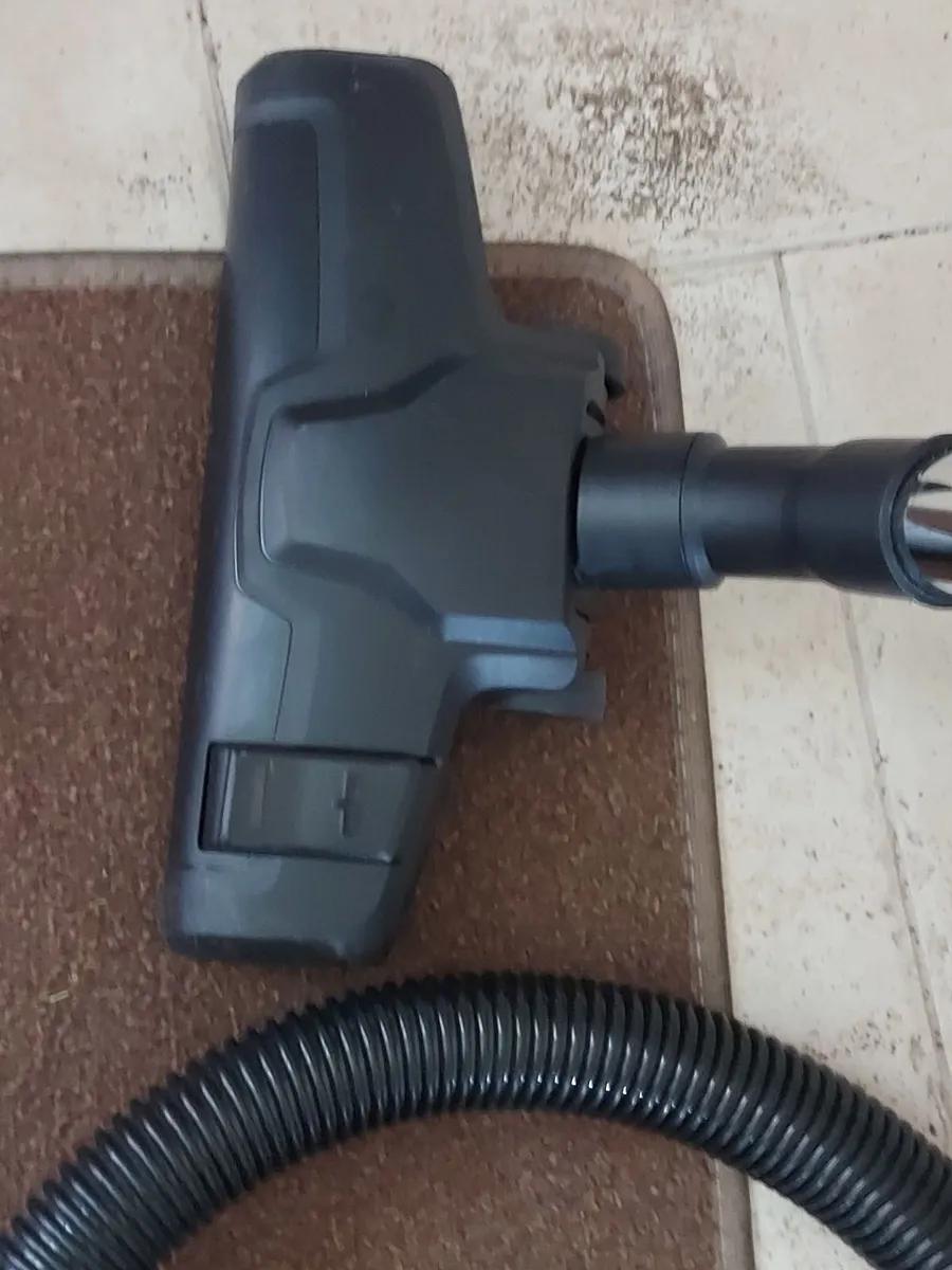 Essentials Vacuum Cleaner Model No. C700VC18 - Image 3