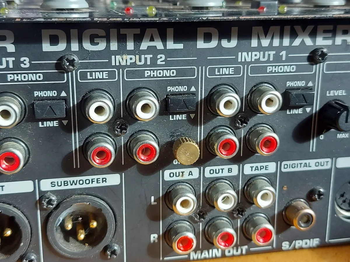 BEHRINGER DIGITAL DJ MIXER DDM4000 with Power Lead - Image 4