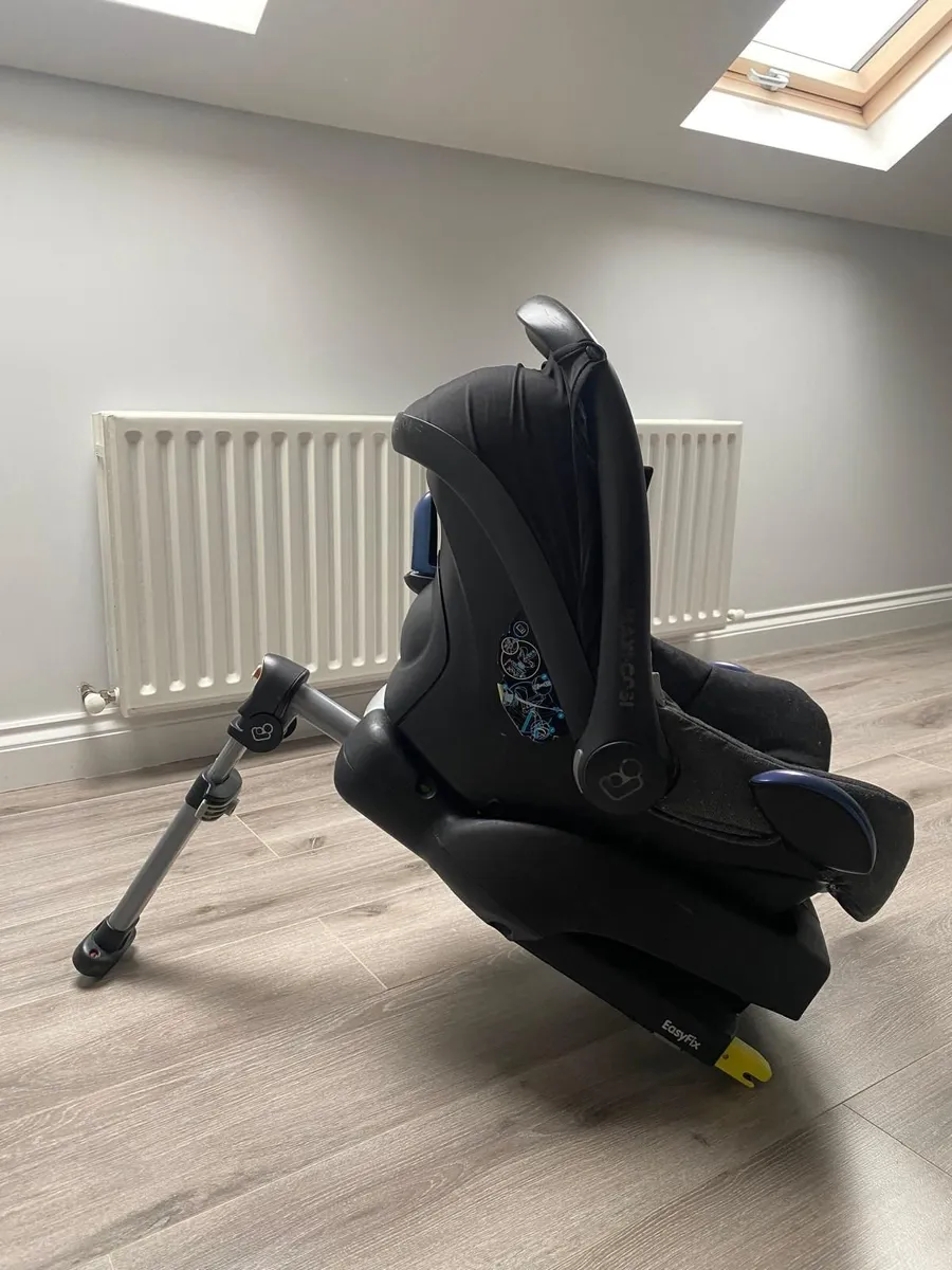 Maxi Cosi Cabriofix Babyseat (Isofix base) - Image 3