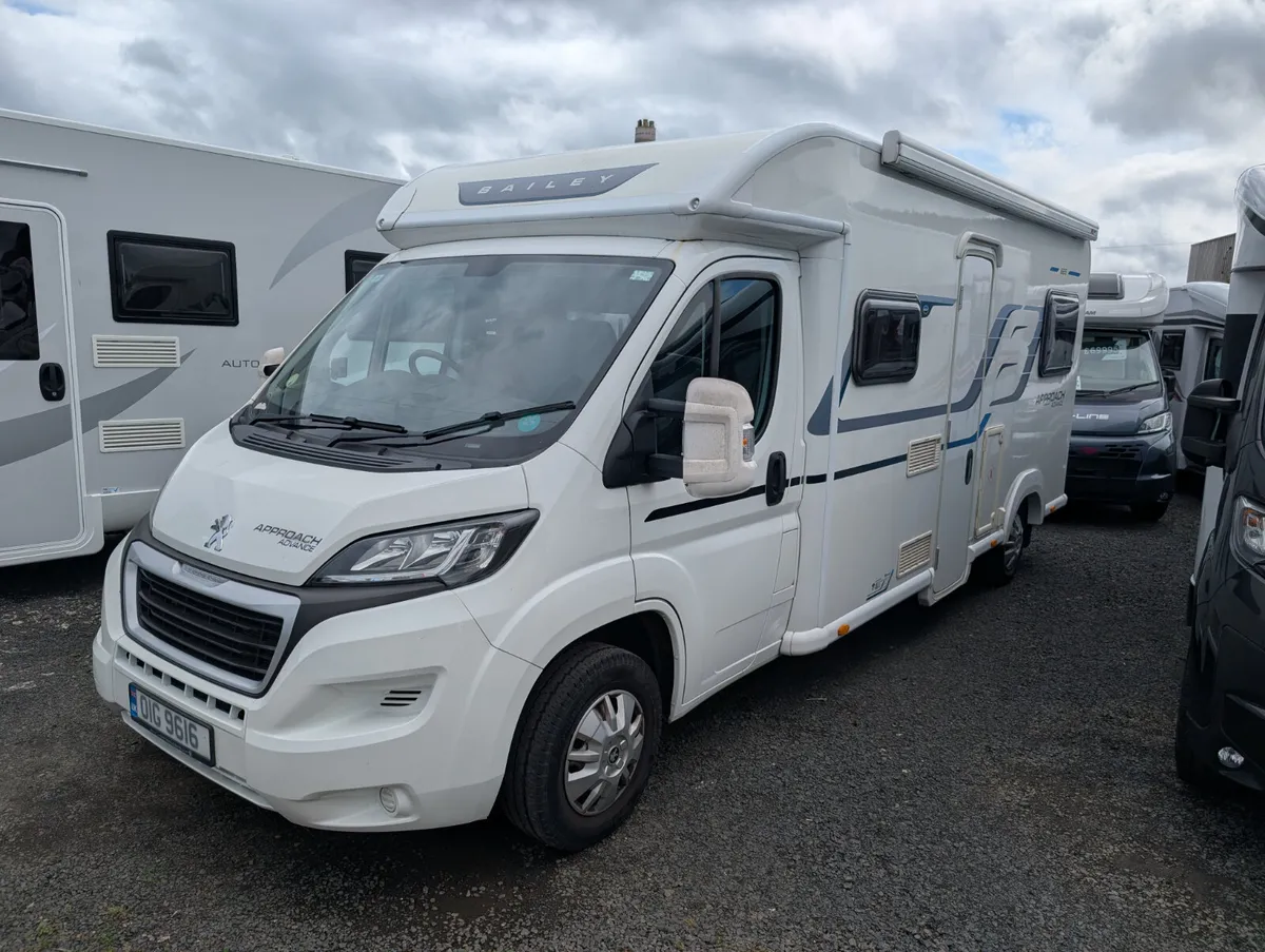 6 Berth Motorhome 6 Belts - Image 1