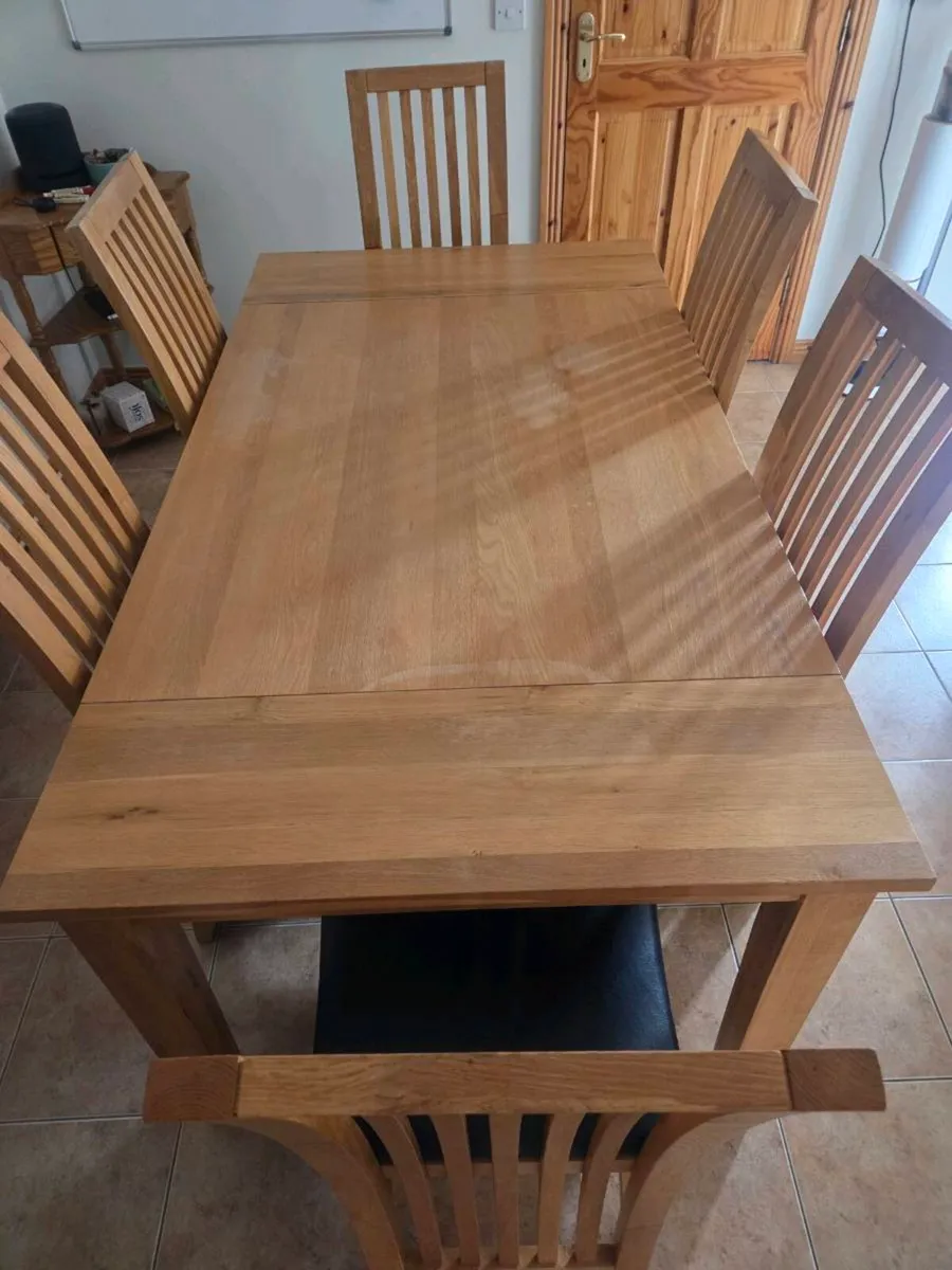 Solid oak kitchen table with 6 chairs - Image 1