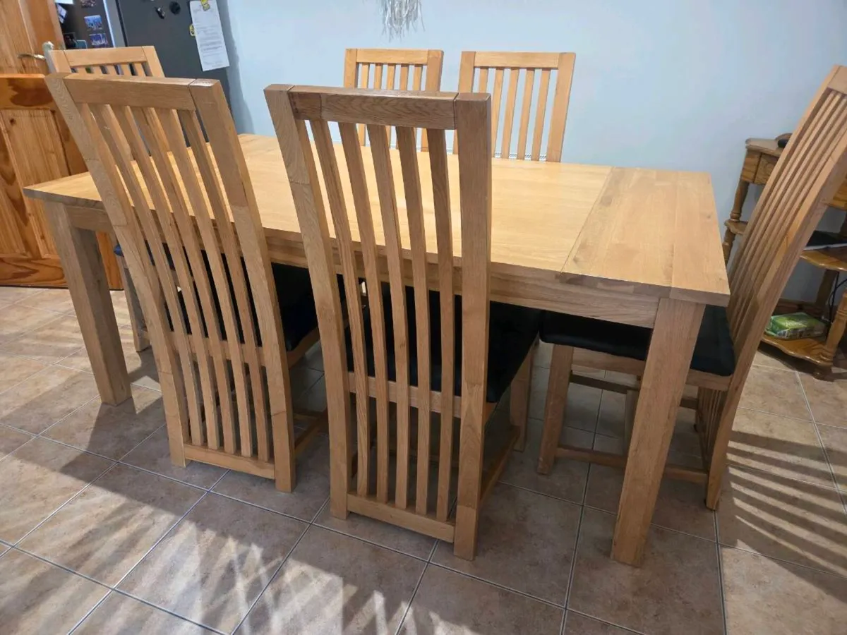 Solid oak kitchen table with 6 chairs - Image 2
