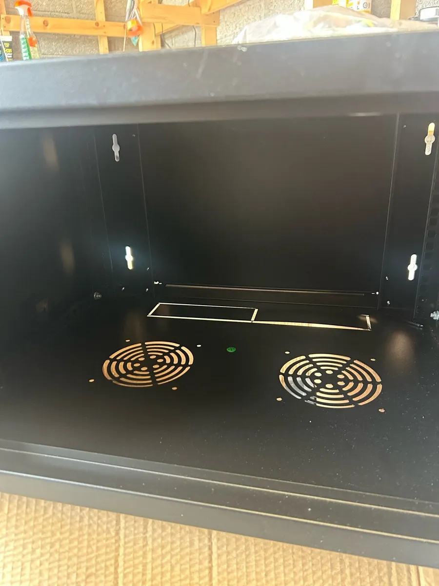 Rackytrax  wall mounted cabinet - Image 2