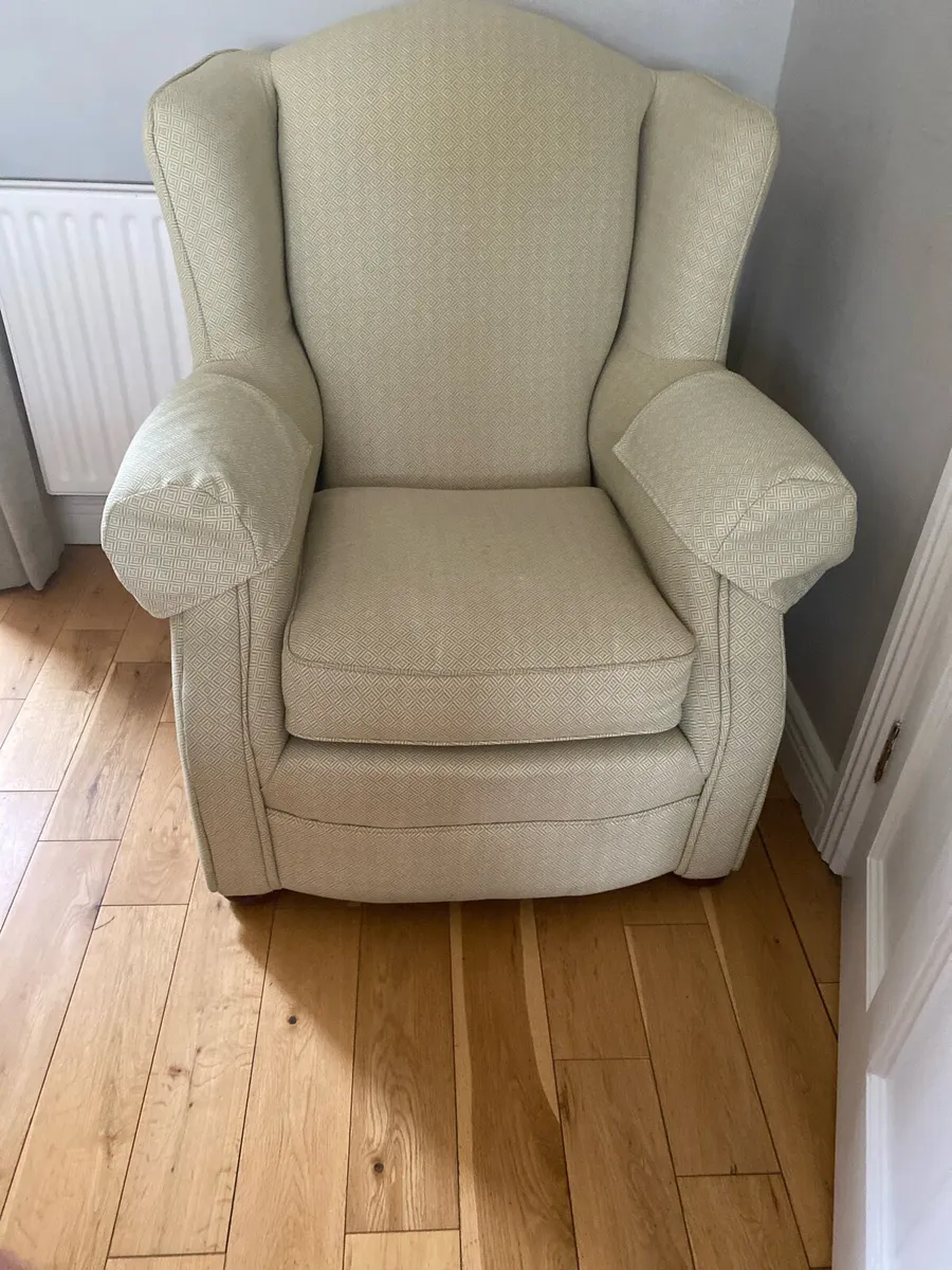Sitting room green chair