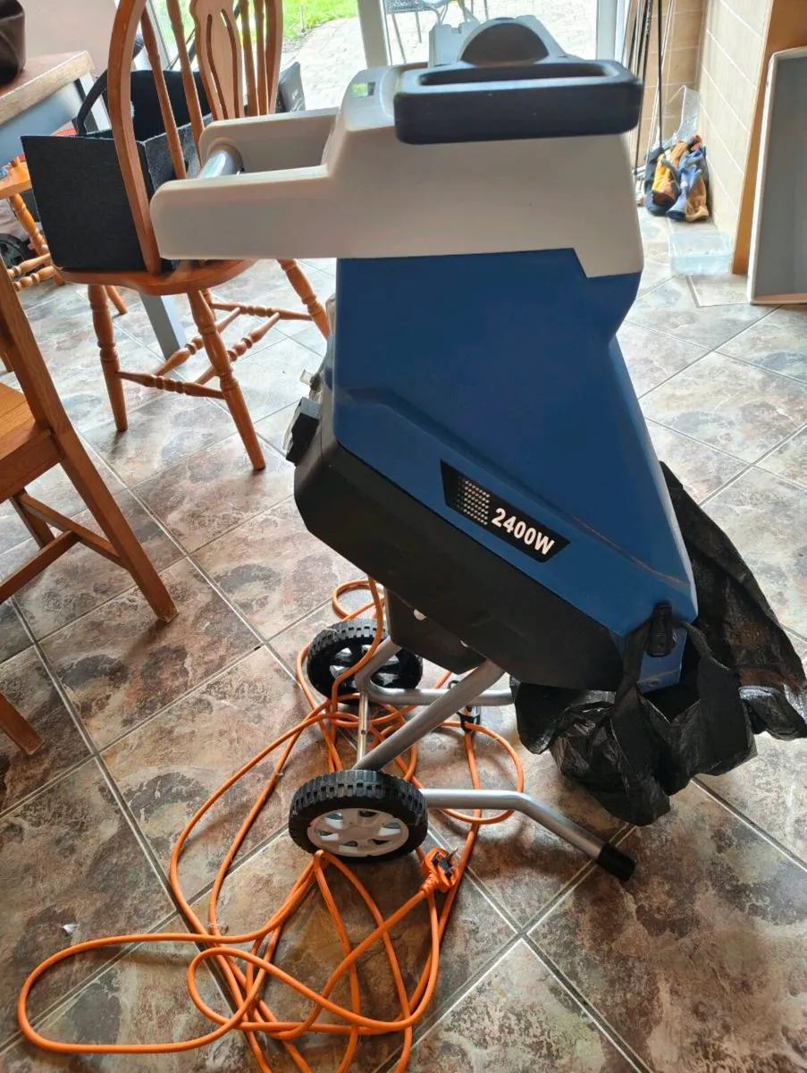 Electric garden shredder/ branch chipper - Image 3