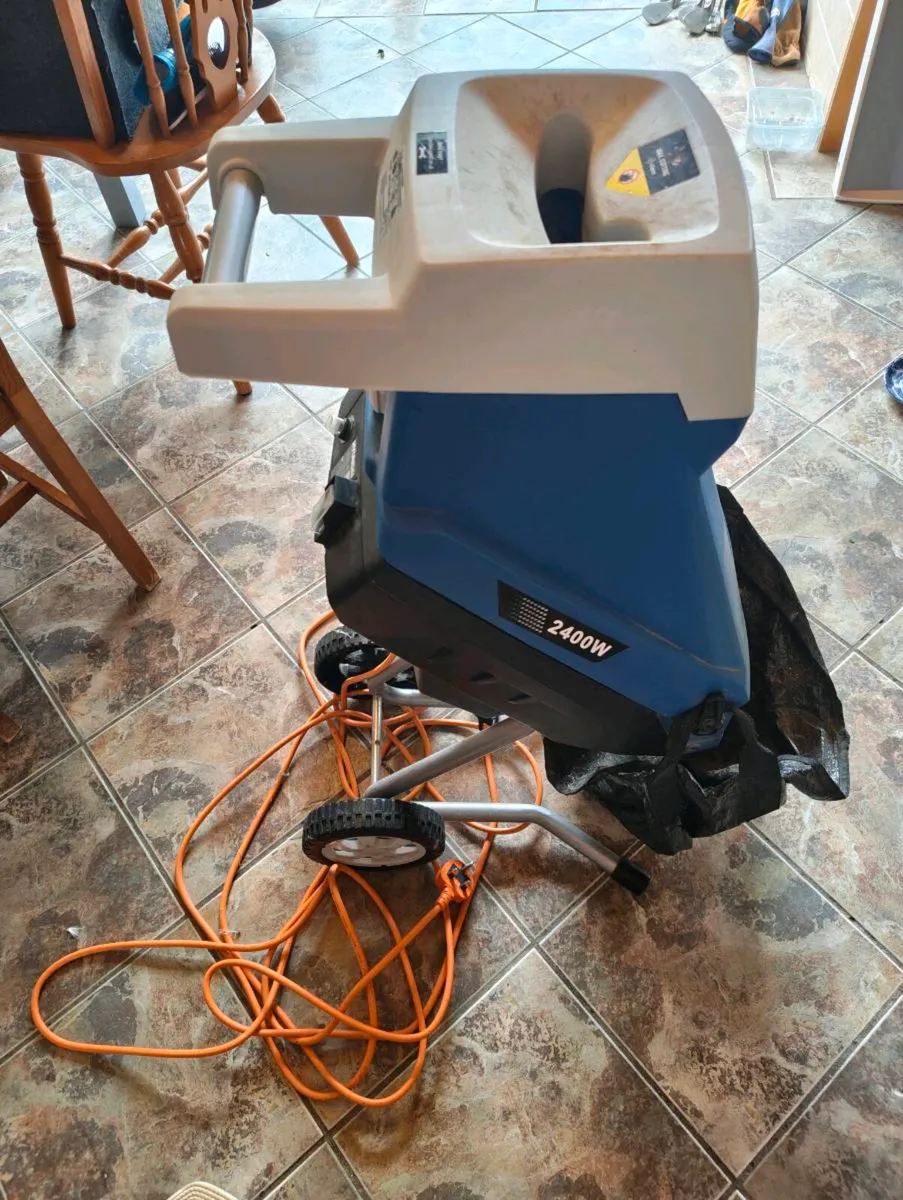 Electric garden shredder/ branch chipper - Image 4