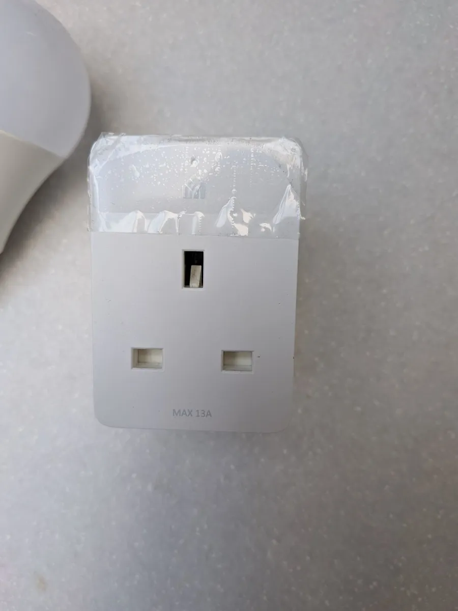 Tapo Smart plug x 2, Tapo light bulb x 2 - Image 1