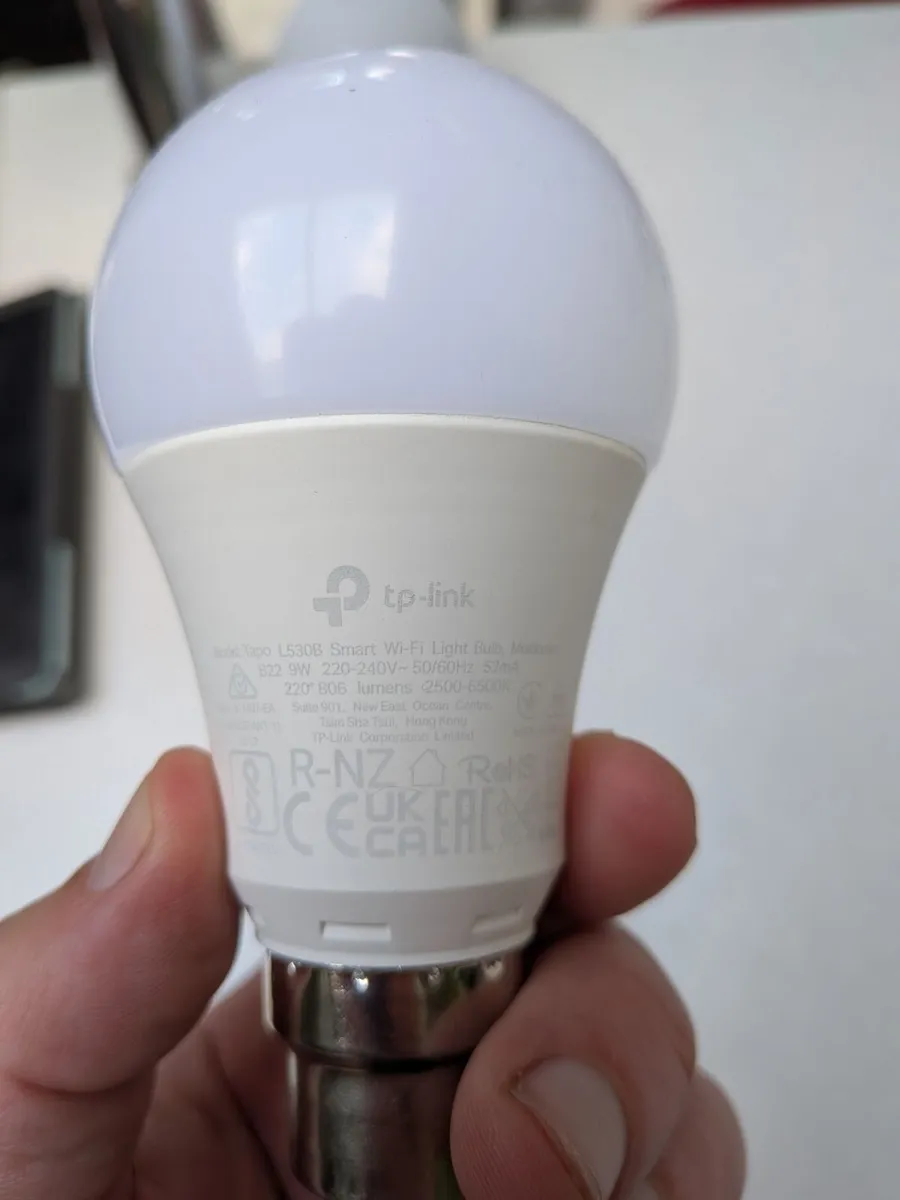 Tapo Smart plug x 2, Tapo light bulb x 2 - Image 2