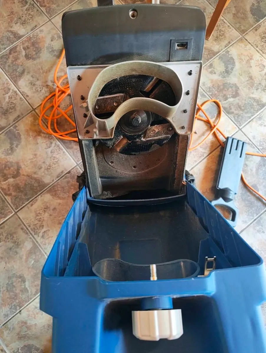 Electric garden shredder/ branch chipper - Image 4