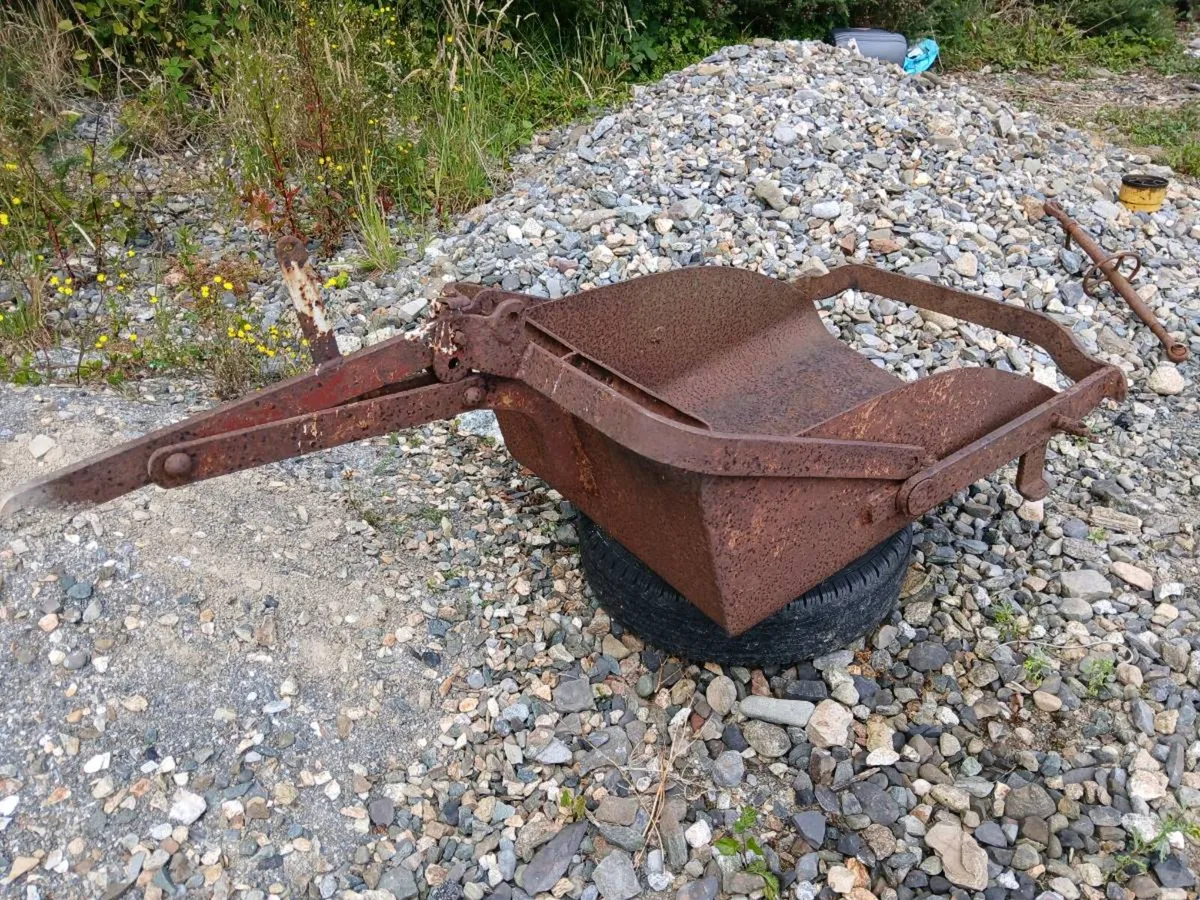 MASSEY FERGUSON EARTH SCOOP - Image 4