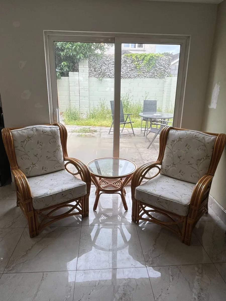 Wickers armchairs and table - Image 1