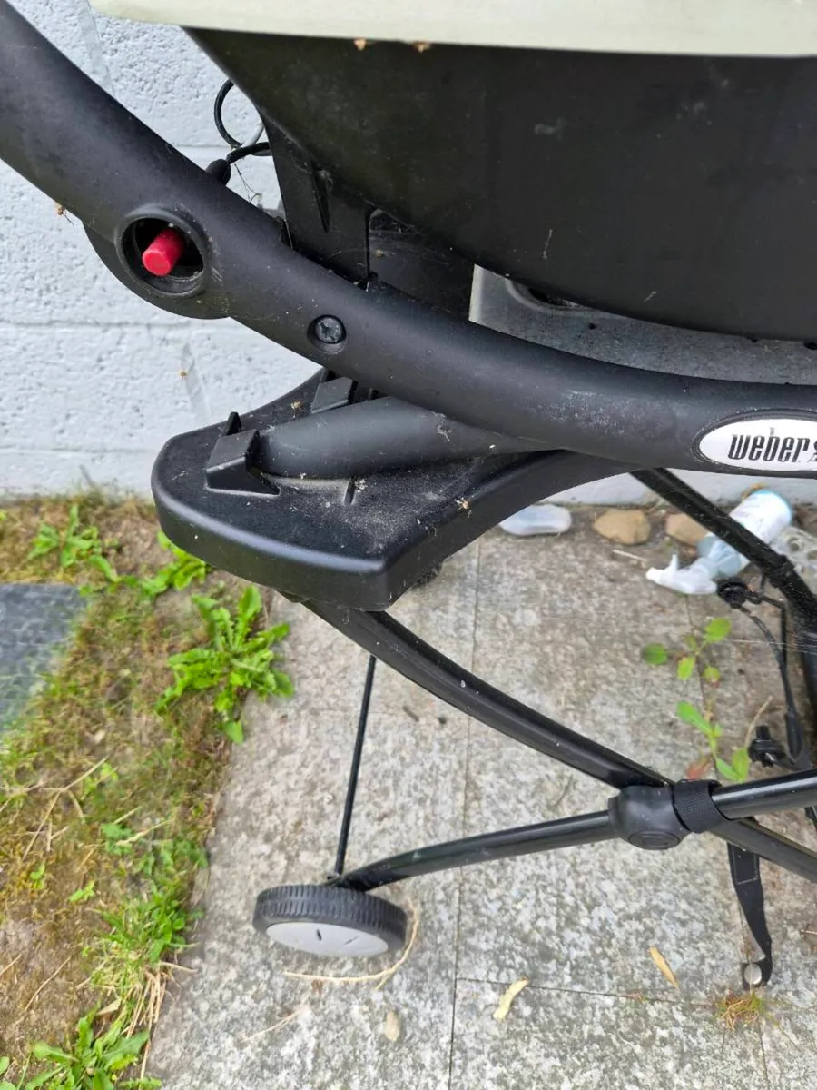Weber Q1000 with Weber Cart - Image 2