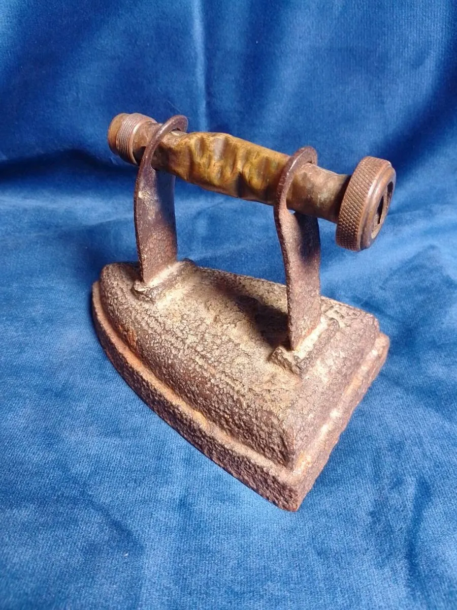 antique sad flat iron - Image 1