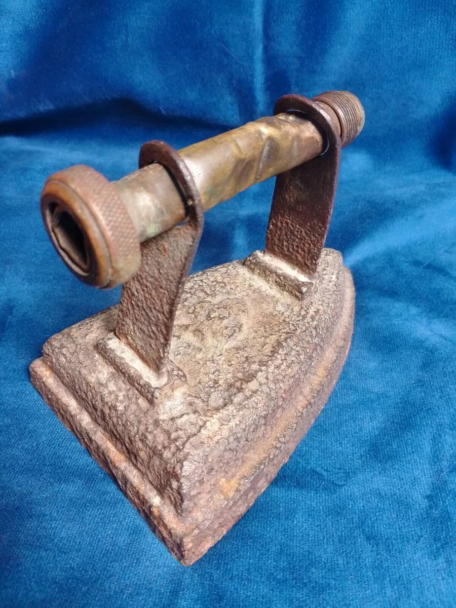 antique sad flat iron - Image 2