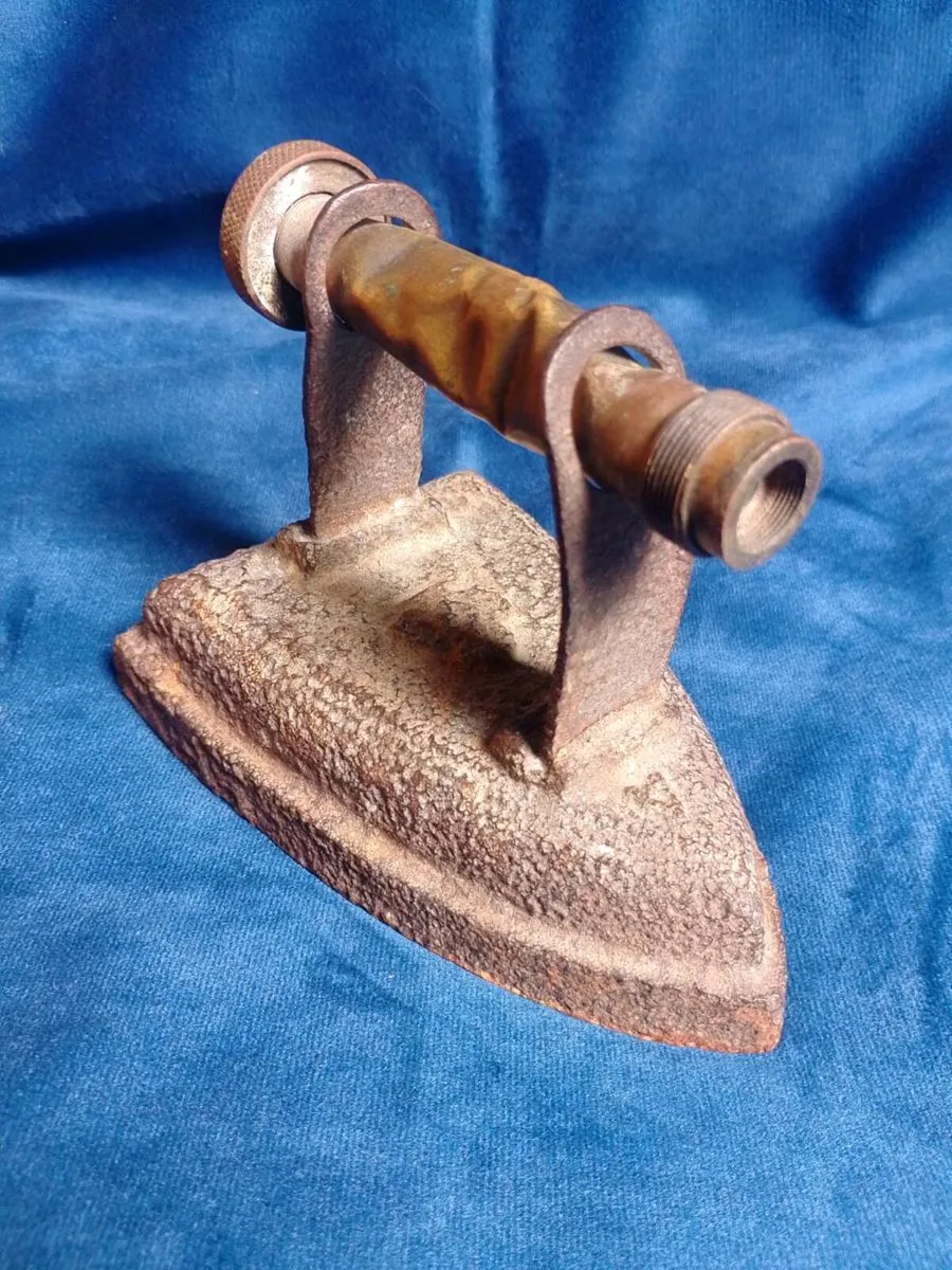 antique sad flat iron - Image 3