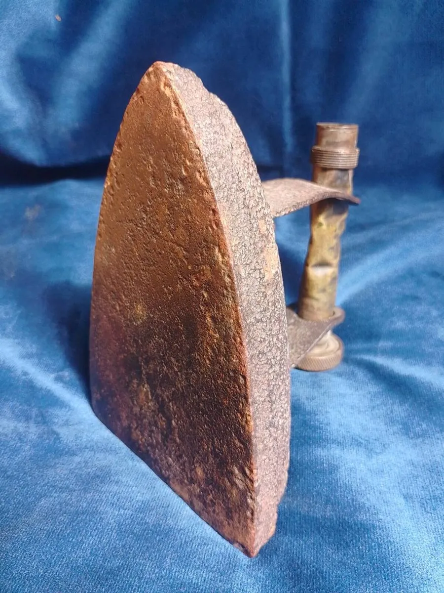antique sad flat iron - Image 4