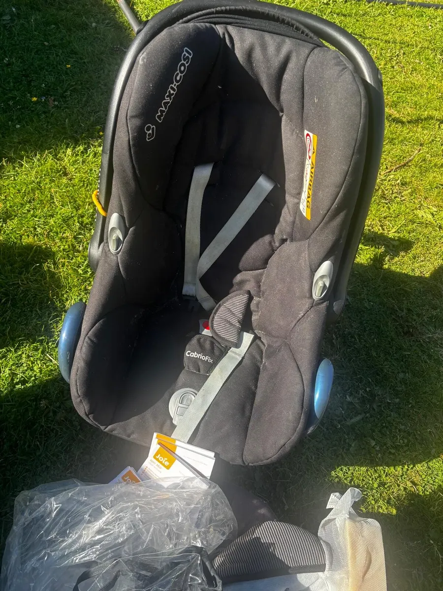 Maxi Cosi car seat with easy fit base - Image 1