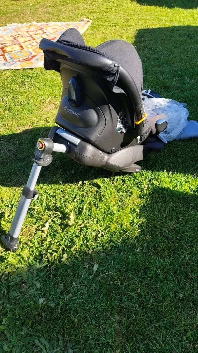 Maxi Cosi car seat with easy fit base - Image 2